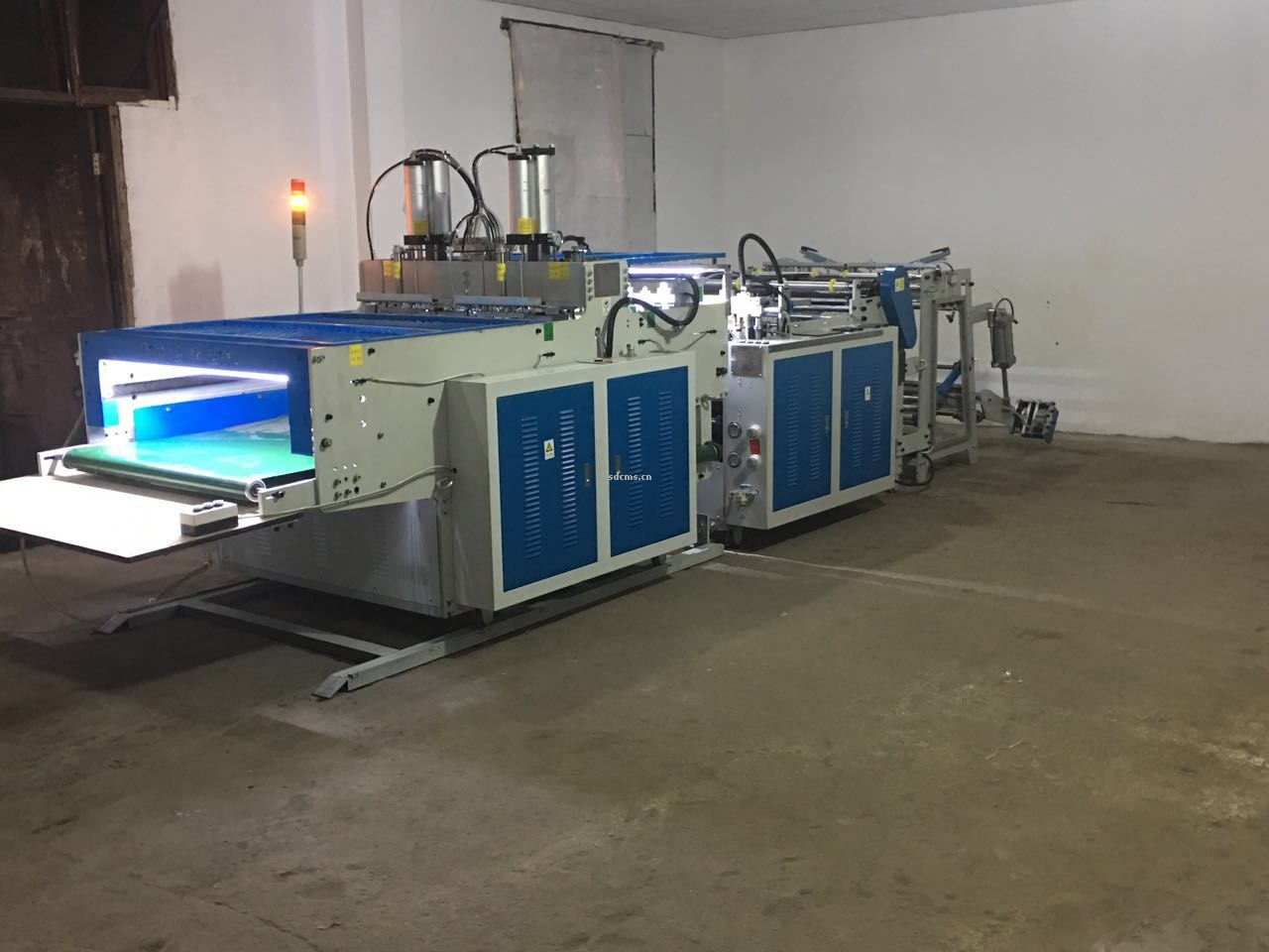 超高速制袋機 超市購物袋制袋機一、特點：本機以HDPE、LDPE筒膜為原料，是制作超市袋、背心袋、馬甲袋、市場袋的理想設備，本機具有節(jié)省人工、降低成本、一次成型、故障率低、產量高等特點，良好性能的色標跟蹤儀，使封切長度更準確，誤差更小。采用先進的電腦，長度調整方便，精確。